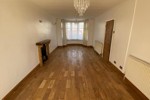 3 bedroom end of terrace house to rent, Cedars Avenue, Coventry CV6