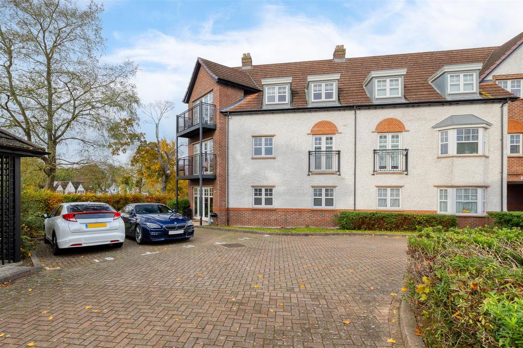 Ascot Drive, Letchworth Garden City... 2 bed ground floor flat for sale