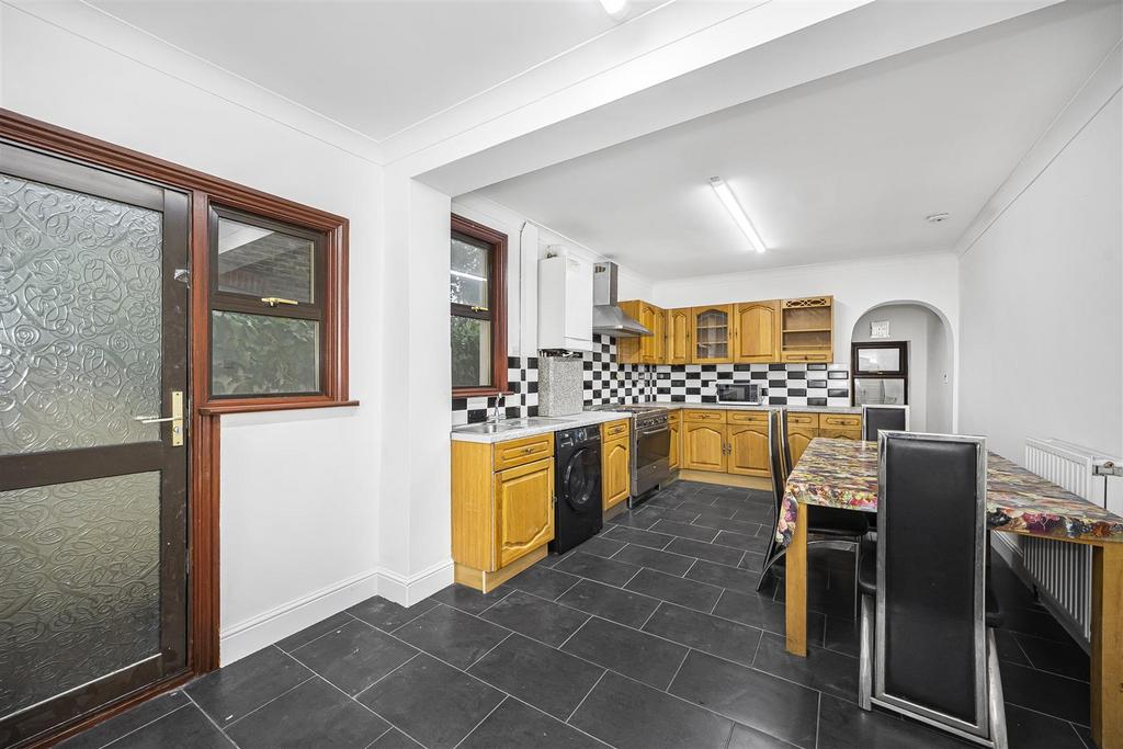 Chesterfield Road, London E10 6 bed terraced house to rent £3,000 pcm