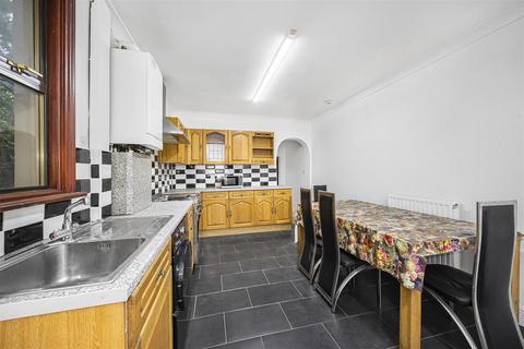 5 bedroom terraced house to rent, Chesterfield Road, London E10