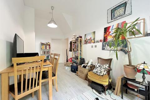 3 bedroom flat to rent, Crescent Road, London N8