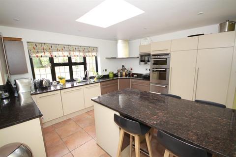 4 bedroom semi-detached house to rent, Dale Wood Road, Petts Wood