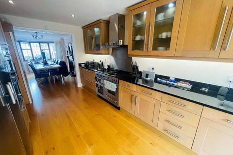 5 bedroom detached house to rent, Tretawn Gardens, Mill Hill, NW7