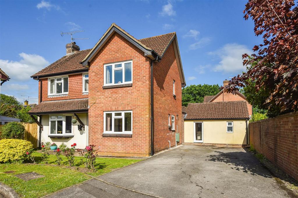 Benedict Close, Halterworth, Romsey... 5 bed detached house for sale