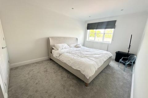 Flat 18, Booths Court Poplar Drive, Hutton, Brentwood, CM13 1YY