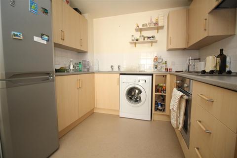 1 bedroom apartment to rent, Commonwealth Drive, Crawley, West Sussex. RH10 1AH
