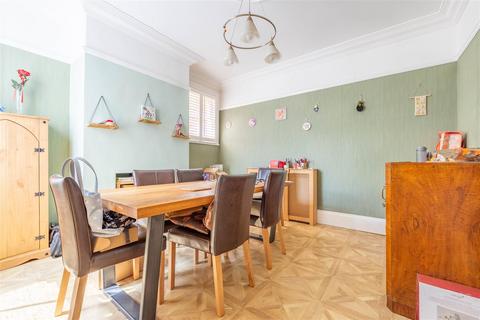 84 Valkyrie Road, Westcliff-on-sea, SS0 8AP
