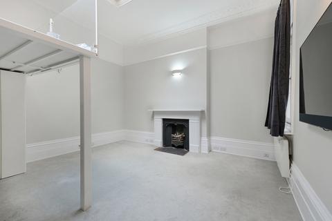 Studio to rent, Inverness Terrace, W2