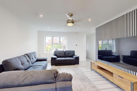 3 bedroom ground floor flat to rent, Kingsash Drive
