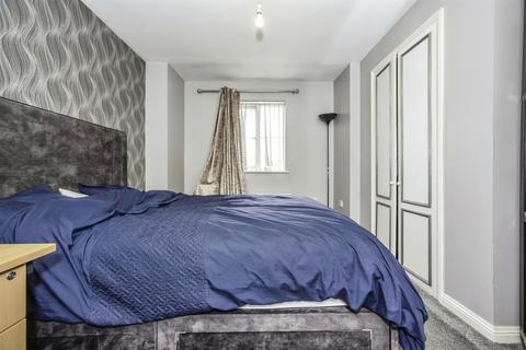2 bedroom flat for sale, Lennox Close, RM16