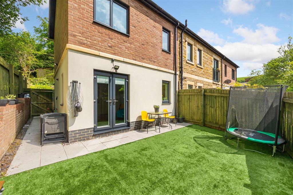 Bakestones Avenue, Delph, Saddleworth 2 bed end of terrace house for sale £250,000