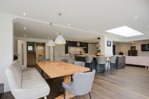 24 Burleigh Park, Cobham, KT11 2DU