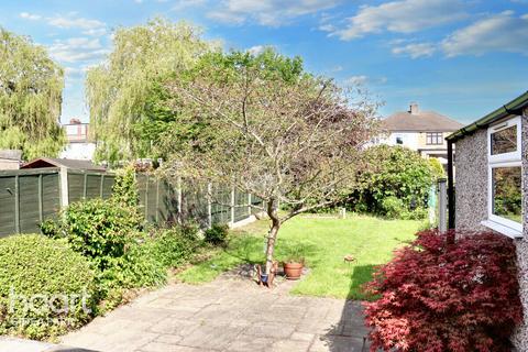 3 bedroom bungalow for sale, Cambridge Avenue, Gidea Park, RM2 6RA