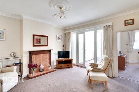 2 bedroom bungalow for sale, Cambridge Avenue, Gidea Park, RM2 6RA