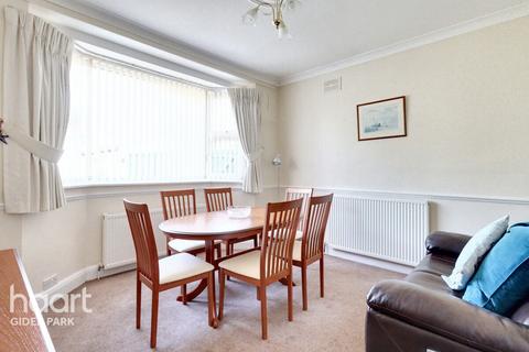 2 bedroom bungalow for sale, Cambridge Avenue, Gidea Park, RM2 6RA