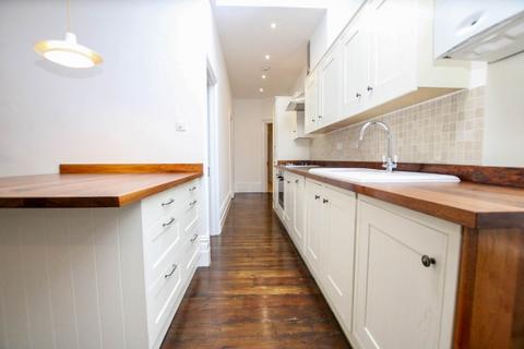 2 bedroom flat to rent, Langley Road, Nascot Wood