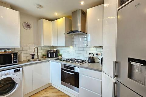 2 bedroom flat for sale, Beech Road, Newbury RG20