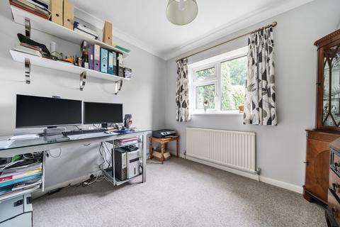 16 Brackendene Close, Woking, GU21 4ED
