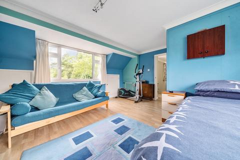 16 Brackendene Close, Woking, GU21 4ED