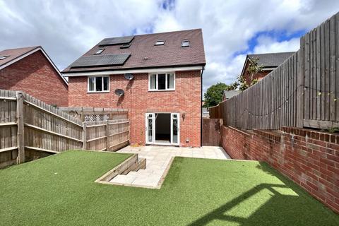 9 Foresters Drive, Liphook, GU30 7WR