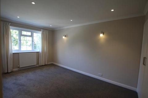 3 bedroom terraced house to rent, Broomhall End, Woking GU21