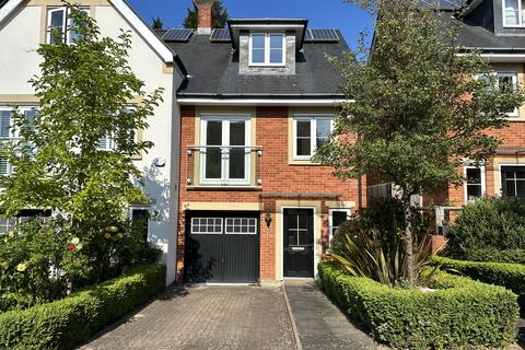 15 Greyford Close, Leatherhead, KT22 8DS