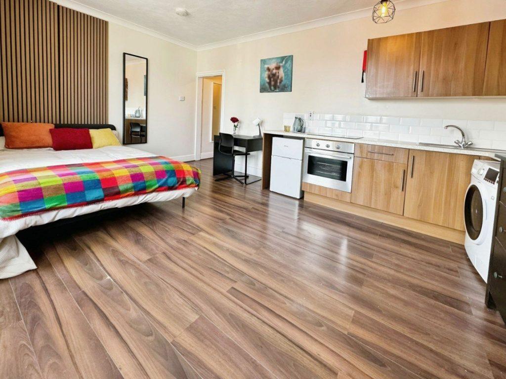 Crombey Street, Swindon, Wiltshire... Studio to rent £900 pcm (£208 pw)