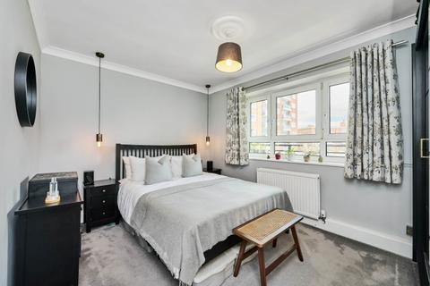 3 bedroom apartment to rent, Cassidy Road Barclay Close SW6