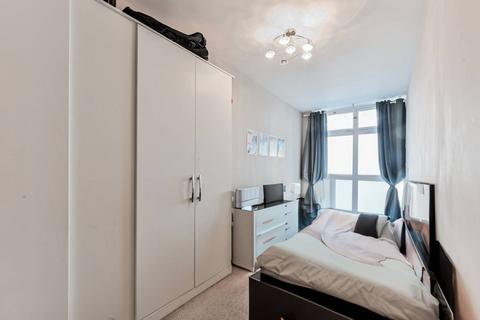 3 bedroom flat to rent, Penton Street, Angel, London, N1