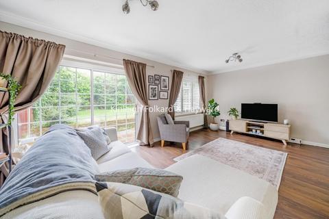 3 bedroom end of terrace house for sale, Chiltern Gardens, Bromley