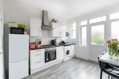 3 bedroom apartment to rent, Holloway Road, Holloway N7