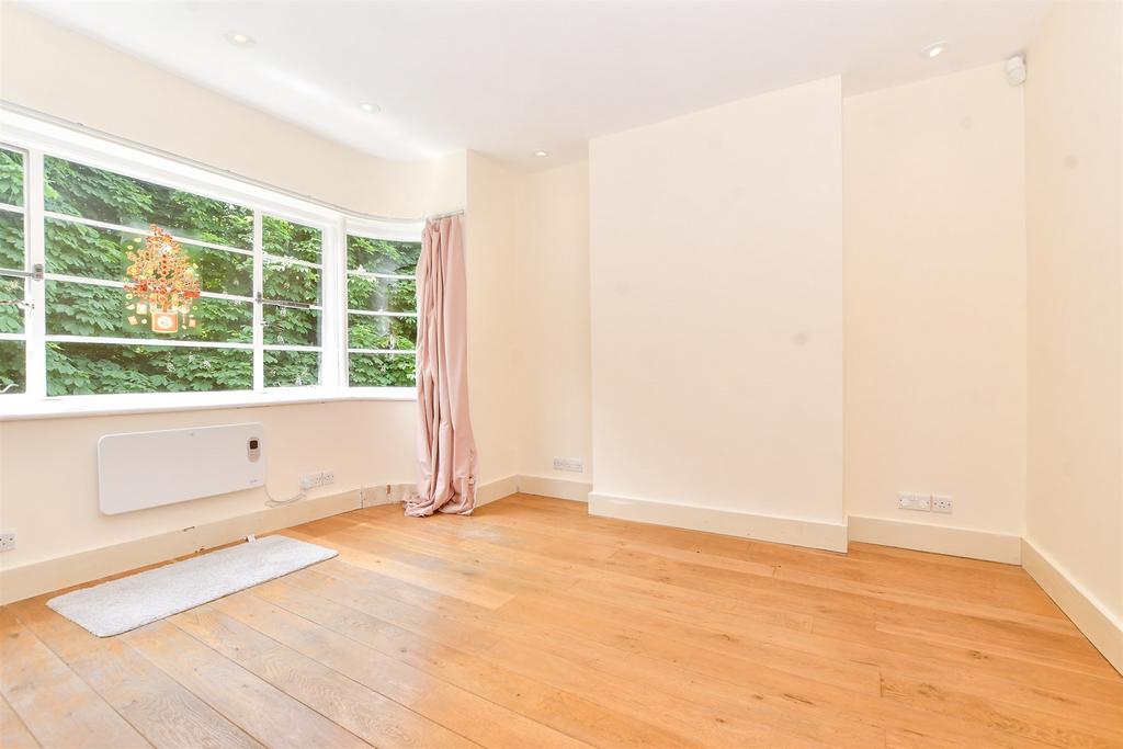 Grove Avenue, Sutton, Surrey 3 bed apartment for sale £400,000