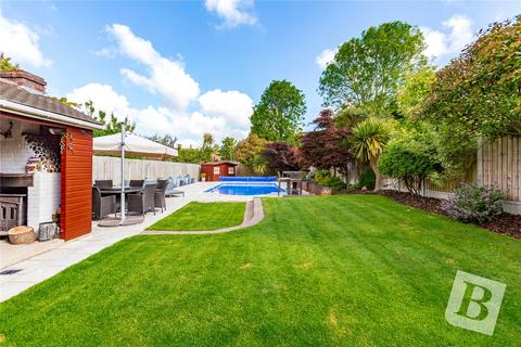 12 Priory Path, Romford, RM3 9AR