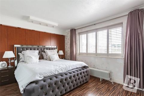 12 Priory Path, Romford, RM3 9AR