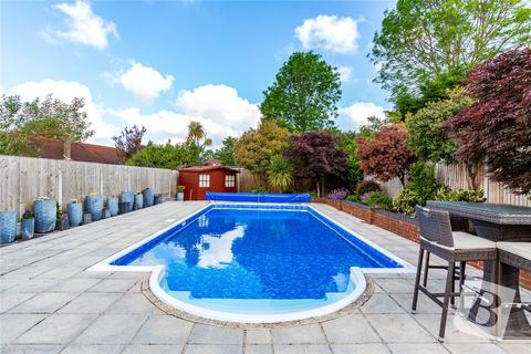 12 Priory Path, Romford, RM3 9AR