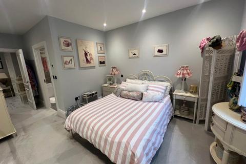 2 bedroom flat for sale, Barnet Lane, Borehamwood