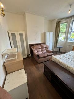 1 bedroom in a house share to rent, Heath Road, Hounslow TW3