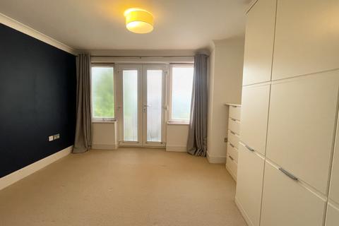 2 bedroom flat to rent, Queens Park South Drive, Bournemouth,