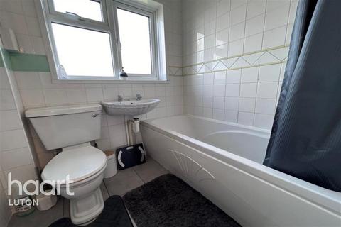 3 bedroom end of terrace house to rent, Old School Walk, Luton