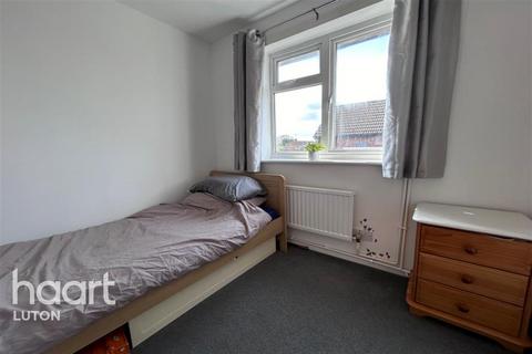 3 bedroom end of terrace house to rent, Old School Walk, Luton