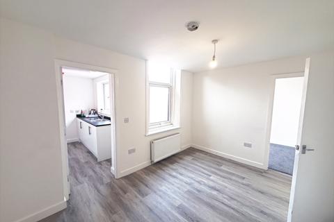 3 bedroom flat to rent, Claremont South Avenue, Gateshead NE8