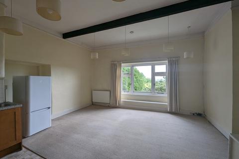 2 bedroom flat to rent, East Street, Bovey Tracey