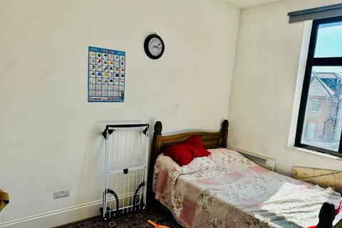 2 bedroom flat to rent, Kilburn High Road, London NW6