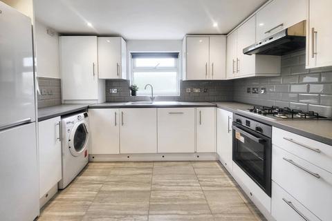 2 bedroom flat to rent, Trevelyan Road, London SW17
