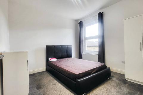 2 bedroom flat to rent, Trevelyan Road, London SW17
