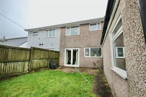 3 bedroom semi-detached house to rent, Pen-Derri Close, Oakdale, NP12