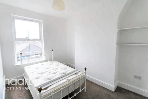 3 bedroom flat to rent, Alfreton Road, NG7