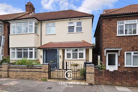 4 bedroom end of terrace house for sale, Oakdale Road, London E18 1JX