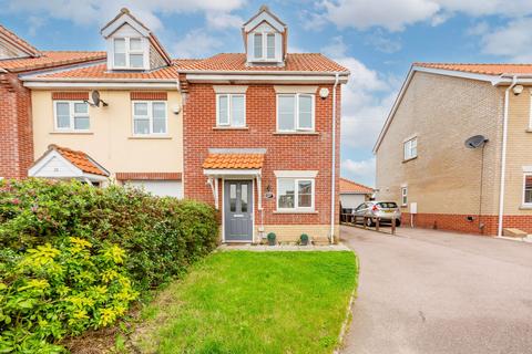 3 bedroom end of terrace house for sale, Broad Fleet Close, Oulton