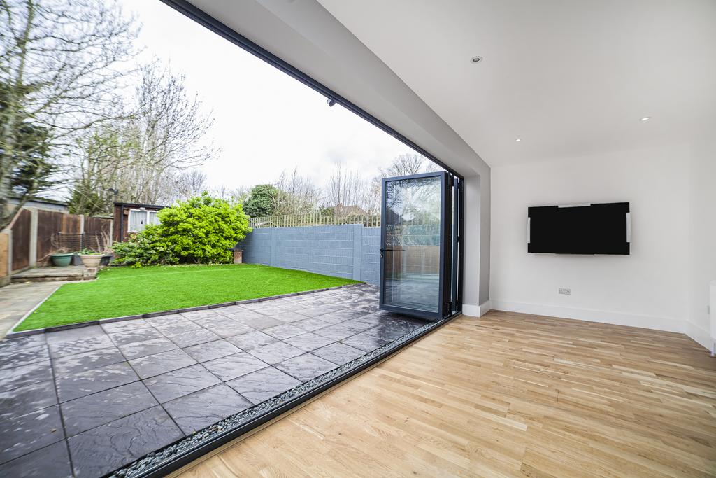 Boxtree Lane, Harrow HA3 4 bed semidetached house £3,750 pcm (£865 pw)